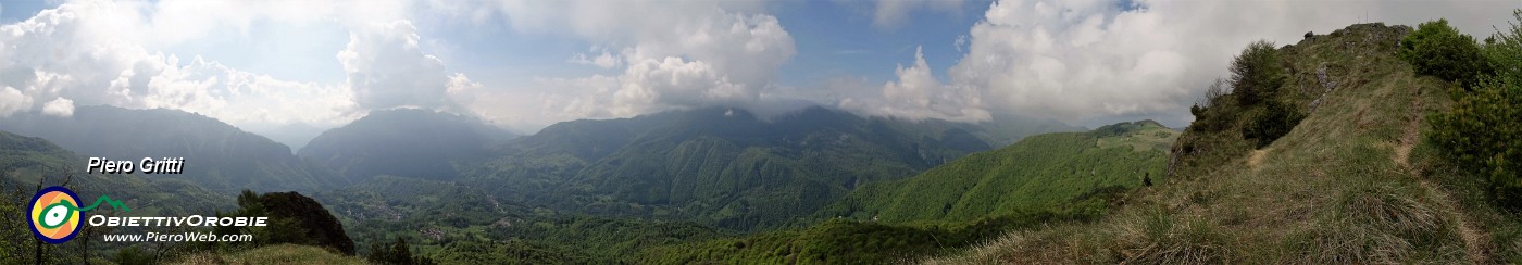48 Dalla cresta di vetta del Corno Zuccone vista sulla Val Taleggio.jpg